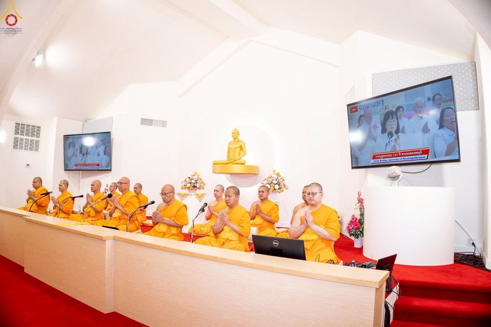 ภาพ No.252011:วันที่ 9 ตุลาคม พ.ศ. 2568 วัดพระธรรมกายซีลีคอนวัลเลย์ Dhammakaya Meditation Center Silicon Vally  เมืองมอแกนฮิลล์ รัฐเคลิฟอร์เนีย สหรัฐอเมริกา  ได้จัดงาน วันคล้ายวันเกิดด้วยรูปกายเนื้อ  พระมงคลเทพมุนี ครบ 141 ปี โดยมีกำหนดการช่วงเย็น พิธีมุทิตาสักการะพระ