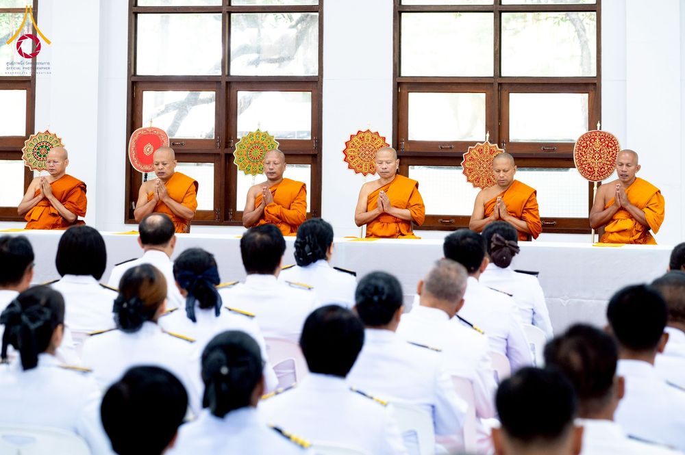 ภาพ No.237608:พิธีเจริญพระพุทธมนต์ ปฏิบัติธรรมเจริญสมาธิภาวนา และทำบุญตักบาตร ถวายพระราชกุศล เนื่องในโอกาสวันเฉลิมพระชนมพรรษา สมเด็จพระนางเจ้าสิริกิติ์ พระบรมราชินีนาถ พระบรมราชชนนีพันปีหลวง วันอังคารที่ 12 สิงหาคม พ.ศ. 2568  ณ อาคารปลูกศรัทธา 2 วัดพระธรรมกาย 