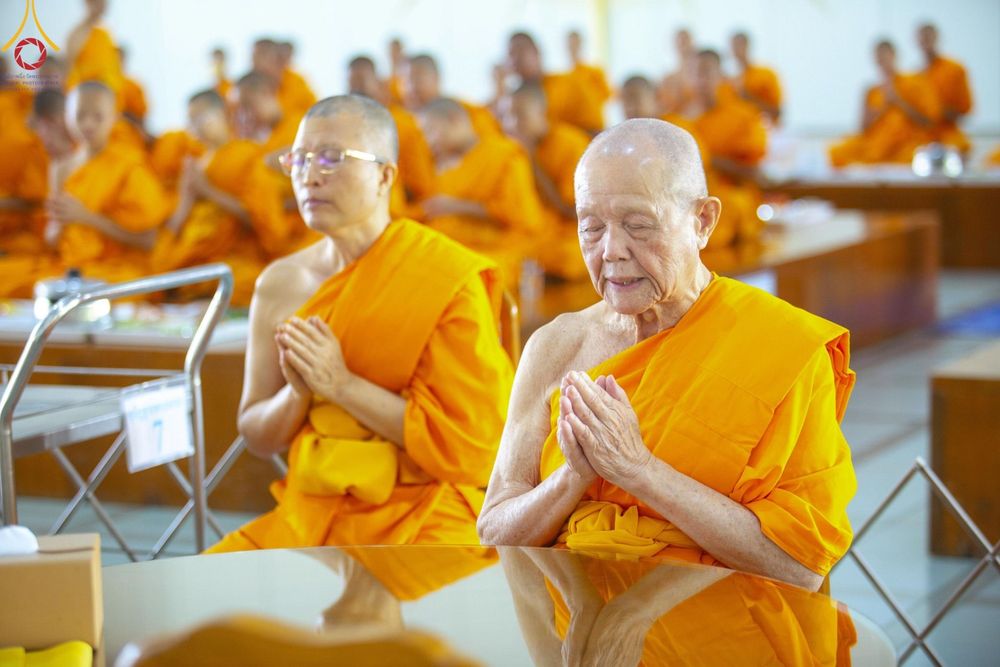 ภาพ No.205651:พิธีสวดพระพุทธมนต์ และถวายภัตตาหารเมนูสวรรค์แด่พระภิกษุ สามเณร วันจันทร์ที่ 3 กุมภาพันธ์ พ.ศ. 2568 ณ หอฉันคุณยายอาจารย์ฯ วัดพระธรรมกาย