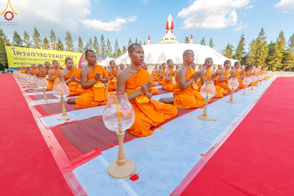 ภาพ No.192614:พิธีจุดประทีปถวายเป็นพุทธบูชา และบูชาธรรมมหาปูชนียาจารย์ ณ อนุสรณ์สถานคลองบางนางแท่น อ.สามพราน จ.นครปฐม ในโครงการธรรมยาตรา กตัญญูบูชา มหาปูชนียาจารย์ พระมงคลเทพมุนี(สด จนฺทสโร) พระผู้ปราบมาร อนุสรณ์สถาน 7 แห่ง ปีที่ 13 วันที่ 10 มกราคม พ.ศ. 2568