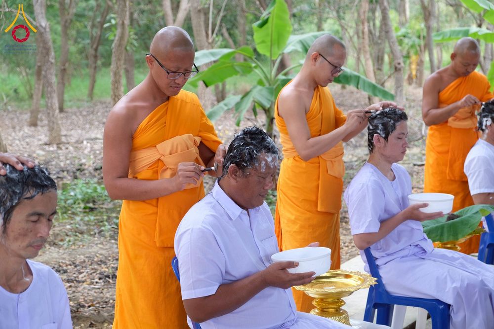 ภาพ No.277898:พิธีตัดปอยผมและปลงผมนาคธรรมทายาท พิธีขอขมาผู้ปกครอง ณ ศูนย์อบรมเยาวชนนครปฐม จ.นครปฐม และพิธีมอบบาตร ผ้าไตร นาคธรรมทายาท พิธีบรรพชา อุปสมบทหมู่ ณ วัดลาดหญ้าไทร จ.นครปฐม