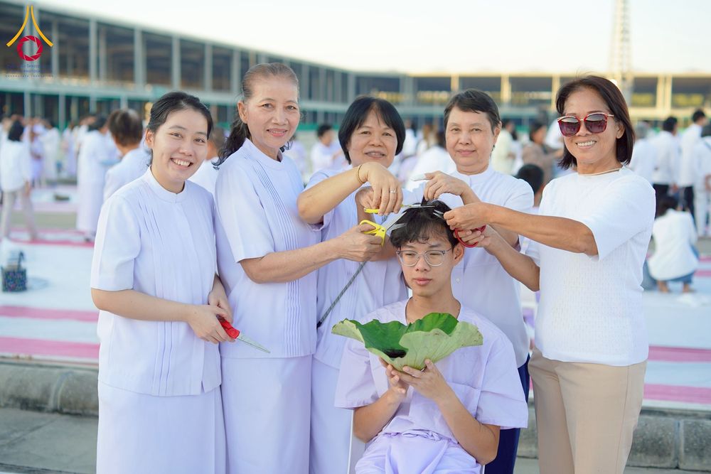 ภาพ No.274719:วันอาทิตย์ที่ 30 พฤศจิกายน พ.ศ. 2568 พิธีปลงผม โครงการอุปสมบทบูชาธรรมมหาปูชนียาจารย์ ปี 2568 ณ ลานธรรมพระมหาธรรมกายเจดีย์ ฝั่งทิศตะวันตก ระหว่างวิหารคดหมายเลข 8 และ 9 วัดพระธรรมกาย