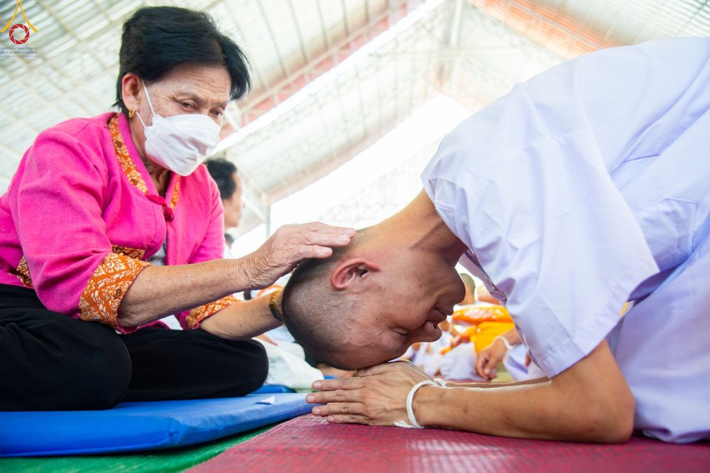 ภาพ No.101552:พิธีขอขมาและมอบผ้าไตร ในโครงการอุปสมบทบูชาธรรม มหาปูชนียาจารย์ พ.ศ. 2566 ณ ธุดงคสถานลำพูน ต.เหล่ายาว อ.บ้านโฮ่ง จ.ลำพูน  วันที่ 7 ธันวาคม พ.ศ. 2566