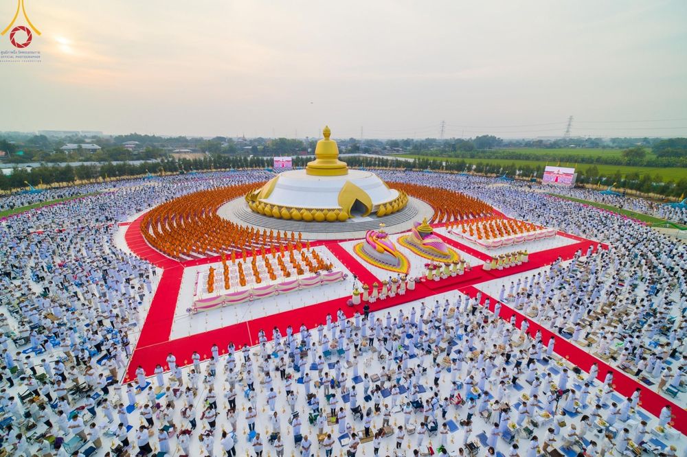 ภาพ No.200576:พิธีจุดประทีปถวายเป็นพุทธบูชา และบูชาธรรมมหาปูชนียาจารย์ ณ อนุสรณ์สถานบางปลา วัดบางปลา อำเภอบางเลน จังหวัดนครปฐม ในโครงการธรรมยาตรา กตัญญูบูชา มหาปูชนียาจารย์ พระมงคลเทพมุนี(สด จนฺทสโร) พระผู้ปราบมาร อนุสรณ์สถาน 7 แห่ง ปีที่ 13 วันที่ 23 มกราคม พ.ศ. 2568