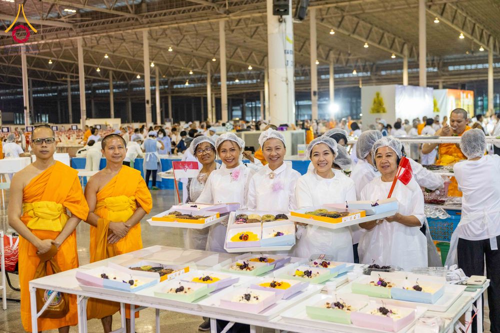 ภาพ No.302997:วันที่ 26 มกราคม พ.ศ. 2569 พิธีถวายภัตตาหารเป็นสังฆทาน แด่พระธรรมยาตรา ณ วัดพระธรรมกาย  จังหวัดปทุมธานี ในโครงการธรรมยาตรา กตัญญูบูชา มหาปูชนียาจารย์ พระมงคลเทพมุนี(สด จนฺทสโร) พระผู้ปราบมาร อนุสรณ์สถาน 7 แห่ง ปีที่ 14