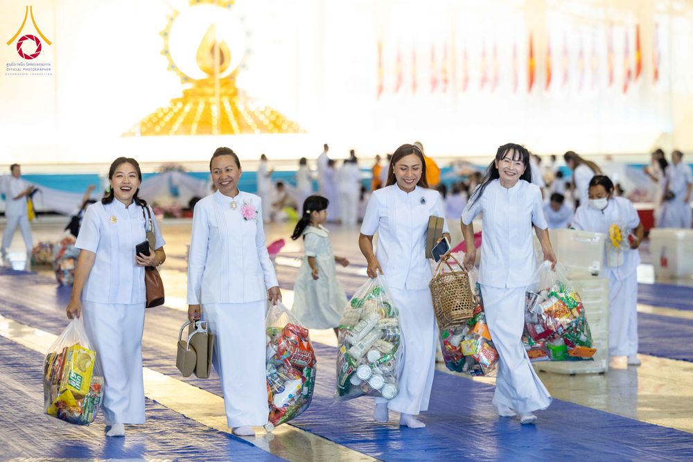 ภาพ No.308540:วันที่ 1 กุมภาพันธ์ พ.ศ. 2569 พิธีตักบาตรข้าวสารอาหารแห้ง ณ บ้านแก้วเรือนทองคุณยาย สภาธรรมกายสากล วัดพระธรรมกาย