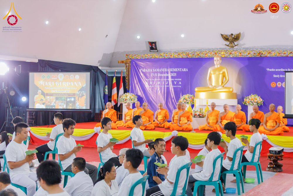 ภาพ No.284445:วันพุธที่ 17  ธันวาคม พ.ศ.2568  พิธีปลงผมนาคธรรมทายาท  โครงการบรรพชาสามเณรและบวชอุบาสิกาแก้ว  ณ วิทยาลัยศรีวิจายา (Sekolah Tinggi Agama Buddha Negeri Sriwijaya) เมืองตังเกอรัง จังหวัดบันเตน ประเทศอินโดนีเซีย