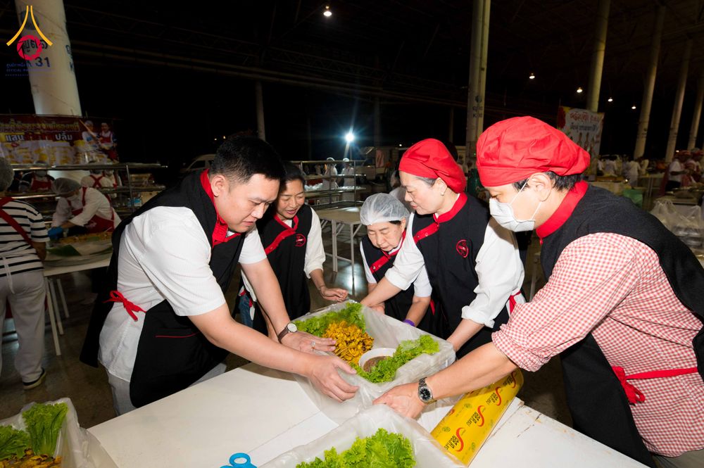 ภาพ No.303785:วันที่ 28 มกราคม พ.ศ. 2569 พิธีถวายภัตตาหารเป็นสังฆทาน แด่พระธรรมยาตรา ณ วัดพระธรรมกาย  จังหวัดปทุมธานี ในโครงการธรรมยาตรา กตัญญูบูชา มหาปูชนียาจารย์ พระมงคลเทพมุนี(สด จนฺทสโร) พระผู้ปราบมาร อนุสรณ์สถาน 7 แห่ง ปีที่ 14