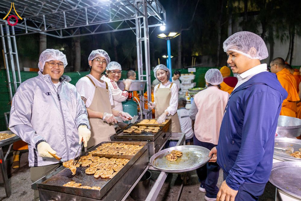 ภาพ No.292737:วันที่ 12 มกราคม พ.ศ. 2569 พิธีถวายภัตตาหารเป็นสังฆทาน แด่พระธรรมยาตรา ณ อนุสรณ์สถานมหาวิหารพระมงคลเทพมุนี (โลตัสแลนด์) อ.สองพี่น้อง จ.สุพรรณบุรี ในโครงการธรรมยาตรา กตัญญูบูชา มหาปูชนียาจารย์ พระมงคลเทพมุนี(สด จนฺทสโร) พระผู้ปราบมาร อนุสรณ์สถาน 7 แห่ง ปี