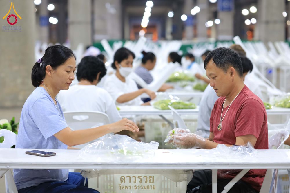 ภาพ No.303274:วันที่ 15-21 มกราคม พ.ศ.2569 ปลิดกลีบดอกเบญจทรัพย์ เพื่อโปรยต้อนรับพระธรรมยาตรา ในโครงการธรรมยาตรา กตัญญูบูชา มหาปูชนียาจารย์ พระมงคลเทพมุนี(สด จนฺทสโร) พระผู้ปราบมาร อนุสรณ์สถาน 7 แห่ง ปีที่ 14 ณ วิหารคด วัดพระธรรมกาย