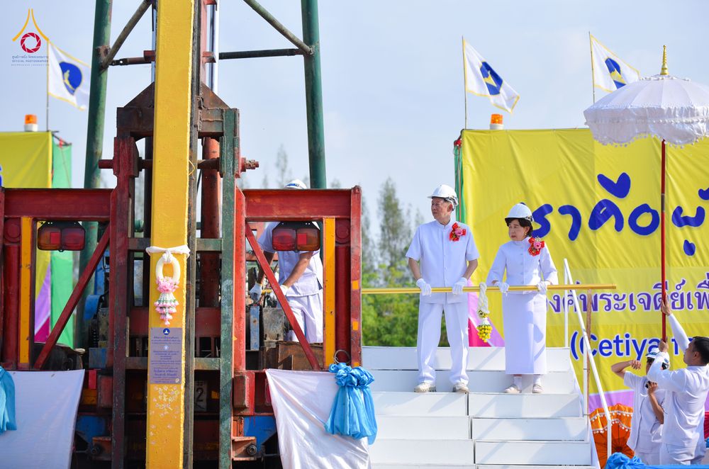 ภาพ No.327227:วันศุกร์ที่ 1 พฤษภาคม พ.ศ.2569 พิธีทอดผ้าป่า โปรยรัตนชาติ ตอกเสาเข็มมงคลต้นแรก สถาปนา “องค์พระเจดีย์เพื่อสร้างสันติภาพโลก” (แห่งแรกของภาคอีสาน) ณ ธุดงคสถานอำนาจเจริญ  อ.เมือง จ.อำนาจเจริญ