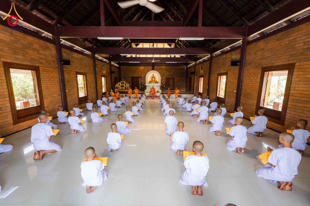 ภาพ No.317690:วันพฤหัสบดีที่ ๒ เมษายน พ.ศ.๒๕๖๙ พิธีบรรพชาสามเณรภาคฤดูร้อน น้อมบูชาธรรมอายุวัฒนมงคล ๘๒ ปี หลวงพ่อธัมมชโย และ ถวายเป็นพระราชกุศลแด่ สมเด็จพระกนิษฐาธิราชเจ้ากรมสมเด็จพระเทพรัตน์ราชสุดาฯ สยามบรมราชกุมารี รุ่นที่ ๑๓ ณ วัดทุ่งเจริญธรรม อำเภออมก๋อย จังหวัดเชี