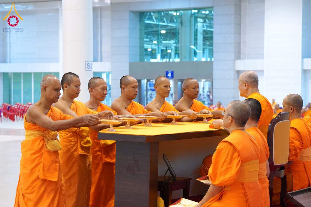 ภาพ No.285023:วันอาทิตย์ที่ 14 ธันวาคม พ.ศ.2568  พิธีปฏิบัติธรรม พิธีถวายภัตตาหารเป็นสังฆทาน พิธีมอบต้นสมบัติจักรพรรดิ ถวายแด่เจ้าอาวาสและประธานสงฆ์ 236 ศูนย์ส่งเสริมศีลธรรมทั่วโลก ณ สภาธรรมกายสากล วัดพระธรรมกาย