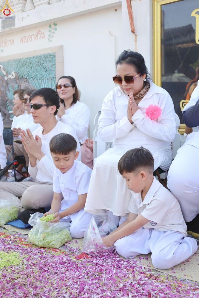 ภาพ No.292772:วันที่ 11 มกราคม พ.ศ. 2569 พิธีต้อนรับพระธรรมยาตรา ณ อนุสรณ์สถานลำดับที่ 3 สถานที่เกิดในเพศสมณะ วัดสองพี่น้อง อำเภอสองพี่น้อง จังหวัดสุพรรณบุรี ในโครงการธรรมยาตรา กตัญญูบูชา มหาปูชนียาจารย์ พระมงคลเทพมุนี(สด จนฺทสโร) พระผู้ปราบมาร อนุสรณ์สถาน 7 แห่ง ปีที