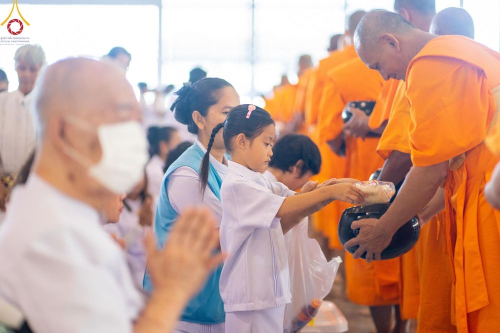 ภาพ No.158979:พิธีตักบาตร ในวันอาทิตย์ต้นเดือน วันที่ 6 ตุลาคม พ.ศ. 2567 ณ สภาธรรมกายสากล วัดพระธรรมกาย