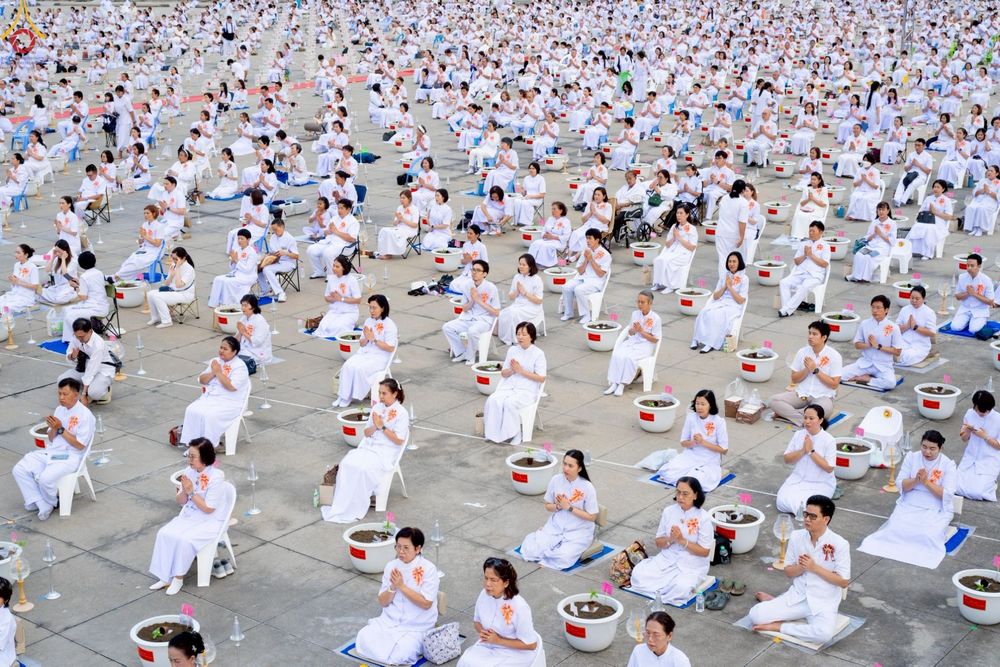 ภาพ No.252943:วันที่ 10 ตุลาคม พ.ศ. 2568 พิธีปลูกต้นทรัพย์บานชื่น ณ ลานธรรม วัดพระธรรมกาย