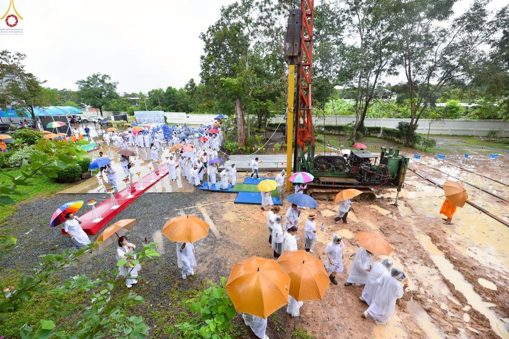 ภาพ No.249997:วันอังคารที่ 30 กันยายน พ.ศ. 2568 พิธีตอกเสามงคลต้นแรกอาคารเศรษฐีถาวร ที่พักผู้มาปฏิบัติธรรม ณ ศูนย์ปฏิบัติธรรมจันทบุรี