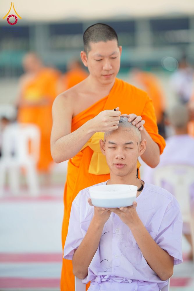 ภาพ No.274800:วันอาทิตย์ที่ 30 พฤศจิกายน พ.ศ. 2568 พิธีปลงผม โครงการอุปสมบทบูชาธรรมมหาปูชนียาจารย์ ปี 2568 ณ ลานธรรมพระมหาธรรมกายเจดีย์ ฝั่งทิศตะวันตก ระหว่างวิหารคดหมายเลข 8 และ 9 วัดพระธรรมกาย