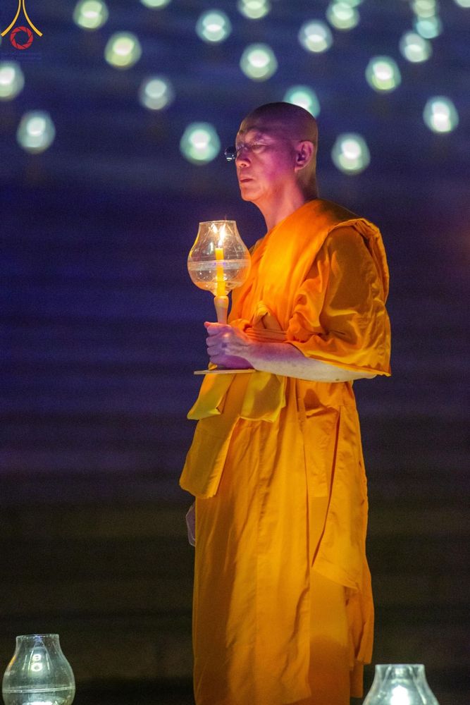 ภาพ No.279282:พิธีจุดวิสาขประทีป พิธีเวียนประทักษิณ ในวันวิสาขบูชา พุธที่ 22 พฤษภาคม พ.ศ. 2567 ( วันพระขึ้น 15 ค่ำ เดือน 6 ) ณ ลานธรรม พระมหาธรรมกายเจดีย์ วัดพระธรรมกาย จ.ปทุมธานี