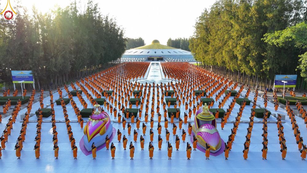 ภาพ No.104442:พระธรรมยาตราร่วมปฏิบัติธรรม และถ่ายภาพหมู่ประวัติศาสตร์ หน้ามหาวิหารพระมงคลเทพมุนี วันที่ 27 ธันวาคม พ.ศ. 2566