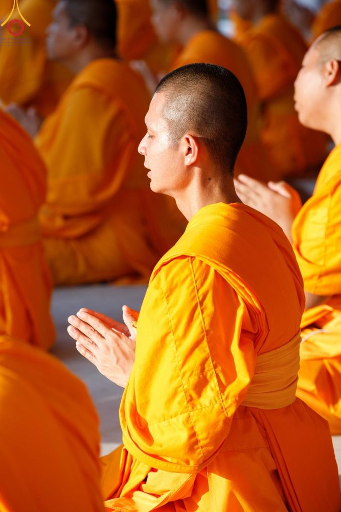 ภาพ No.201351:พระธรรมยาตราปฏิบัติธรรม และถ่ายภาพหมู่ประวัติศาสตร์ ณ อาคารธรรมยาตรา กตัญญูบูชามหาปูชนียาจารย์  ตรงข้ามวัดปากน้ำภาษีเจริญ จ.กรุงเทพมหานคร ในโครงการธรรมยาตรา กตัญญูบูชา มหาปูชนียาจารย์ พระมงคลเทพมุนี(สด จนฺทสโร) พระผู้ปราบมาร อนุสรณ์สถาน 7 แห่ง ปีที่ 13
