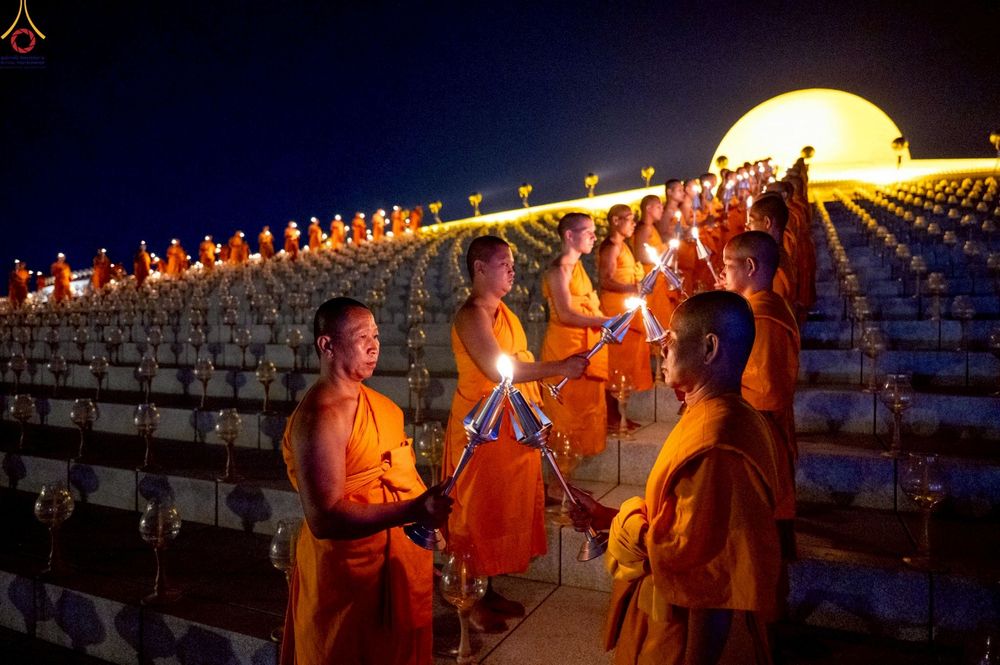 ภาพ No.253684:วันที่ 10 ตุลาคม พ.ศ. 2568 พิธีจุดประทีปบูชาพระผู้ปราบมาร, พิธีจุดประทีปบนพระมหาธรรมกายเจดีย์  20,000 ดวง เนื่องในวันคล้ายวันเกิดครบรอบ 141 ปี พระมงคลเทพมุนี (สด จนฺทสโร)