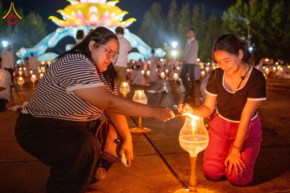 ภาพ No.266153:วันพุธที่ 5 พฤศจิกายน พ.ศ. 2568 (วันพระ ขึ้น 15 ค่ำ เดือน 12) พิธีจุดประทีปโคมลาน, โคมลอย และลอยกระทง ถวายประทีปเป็นพุทธบูชา สร้างความสว่างไสวให้กับแผ่นดินด้วยแสงธรรม ณ พุทธอุทยานนานาชาติ จังหวัดหนองคาย