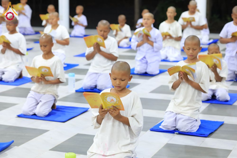 ภาพ No.319955:วันที่ 1 เมษายน พ.ศ.2569 นาคน้อยว่าที่สามเณรธรมทายาท จำนวน 98 คน  ร่วมกันสวดมนต์ทำวัตรเย็นและนั่งสมาธิ ณ ศูนย์ปฏิบัติธรรมบุรีรัมย์ จ.บุรีรัมย์