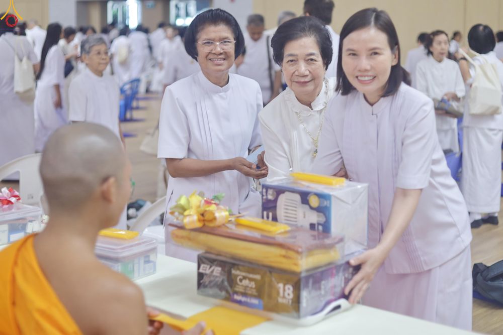 ภาพ No.341831:วันพุธที่ 29 กรกฎาคม พ.ศ. 2569 พิธีถวายผ้าอาบน้ำฝน เทียนพรรษาและประทีปโคมไฟ ณ ห้องแก้วสารพัดนึก 2 สภาธรรมกายสากล วัดพระธรรมกาย