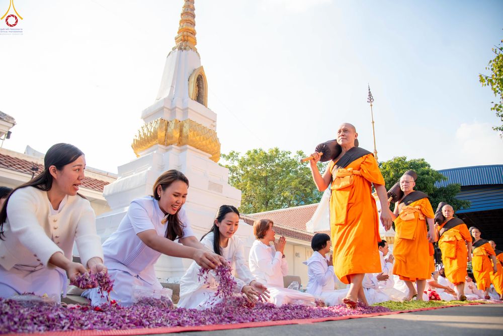 ภาพ No.295231:วันที่ 16 มกราคม พ.ศ. 2569 พิธีต้อนรับพระธรรมยาตรา อนุสรณ์สถานลำดับที่ 4 (ภาพชุดที่ 2) สถานที่เกิดด้วยกายธรรม ณ วัดโบสถ์บน ต.บางคูเวียง จ.นนทบุรี ในโครงการธรรมยาตรา กตัญญูบูชา มหาปูชนียาจารย์ พระมงคลเทพมุนี(สด จนฺทสโร) พระผู้ปราบมาร อนุสรณ์สถาน 7 แห่ง ปี