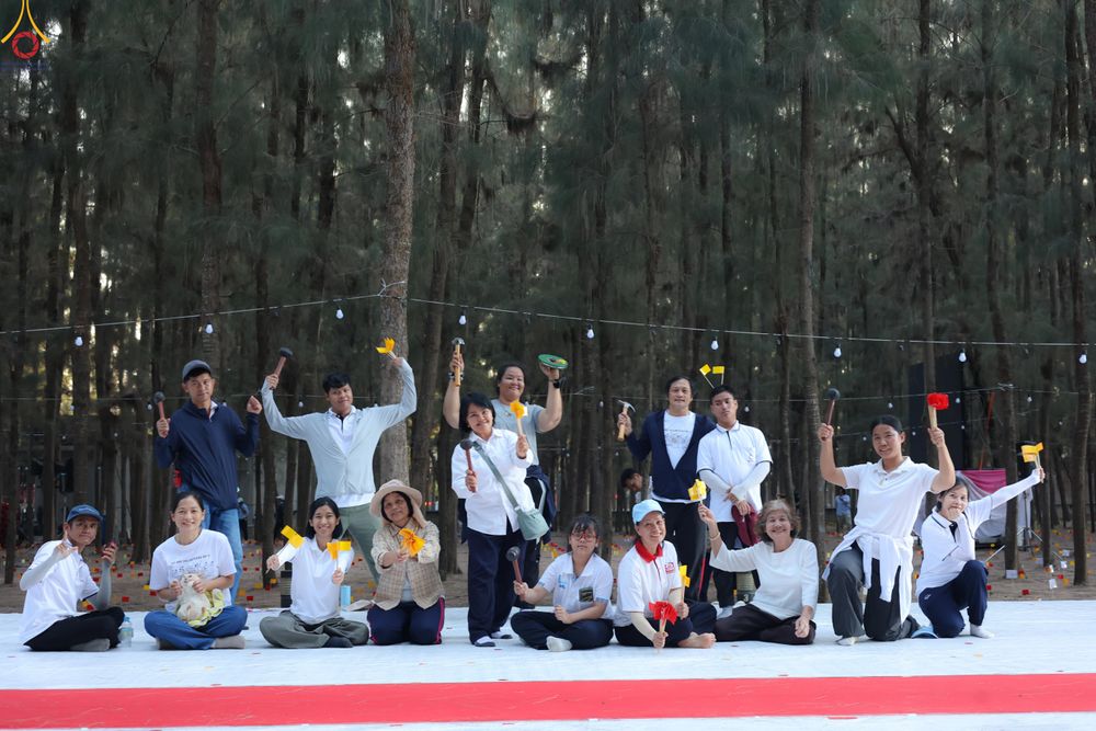 ภาพ No.300500:ภาพเบื้องหลังอาสาสมัครรวมใจ ชุดที่ 3 ในโครงการธรรมยาตรา กตัญญูบูชา มหาปูชนียาจารย์ พระมงคลเทพมุนี(สด จนฺทสโร) พระผู้ปราบมาร อนุสรณ์สถาน 7 แห่ง ปีที่ 14