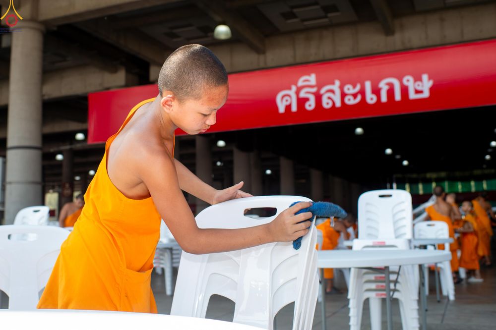 ภาพ No.322290:วันที่ 15 เมษายน พ.ศ.2569 การเตรียมงาน เช็ดโต๊ะ เก้าอี้ ปูผ้าโต๊ะฉัน เพื่องานถวายมหาสังฆทาน 40,000 กว่าวัดทั่วประเทศ วันคุ้มครองโลก 22 เมษายน พ.ศ.2569 วัดพระธรรมกาย