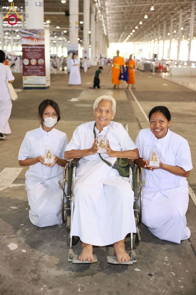 ภาพ No.338143:วันอาทิตย์ต้นเดือน 5 กรกฎาคม พ.ศ.2569 สัมมนาพิเศษ พิธีมอบพระของขวัญ ณ ห้องแก้วสารพัด1 วัดพระธรรมกาย