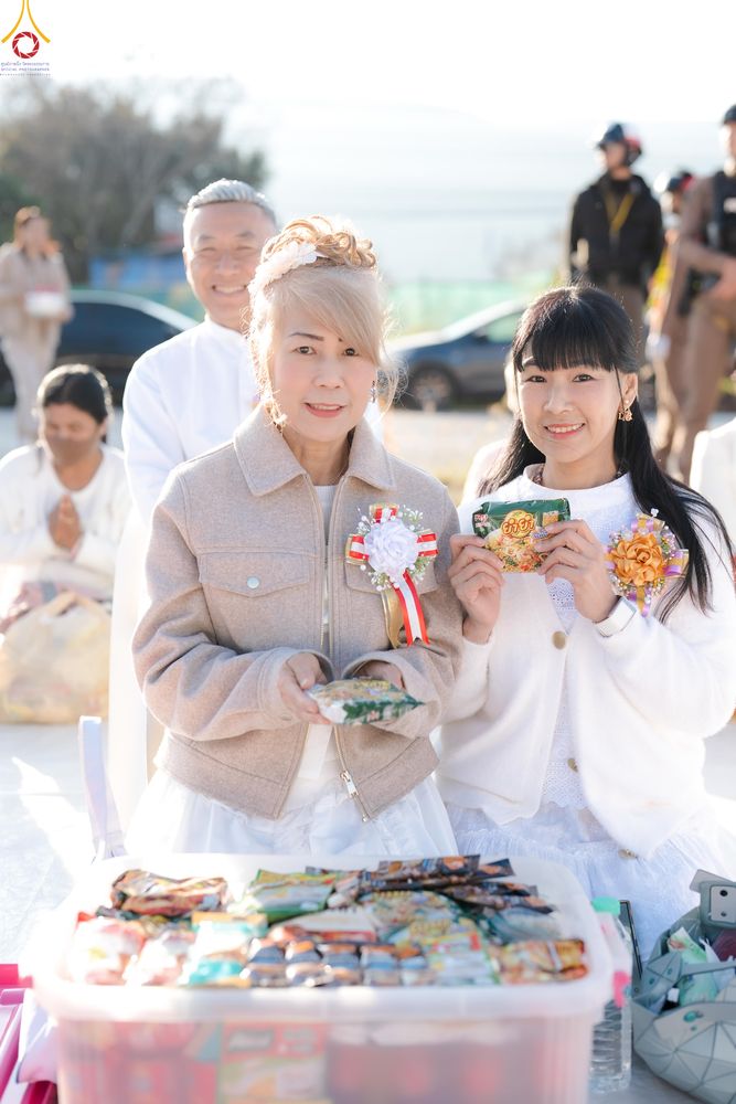 ภาพ No.281404:วันเสาร์ที่ 27 ธันวาคม พ.ศ.2568 พิธีตักบาตรพระ ๑,๐๐๐ รูป   เพื่อความเป็นสิริมงคลแก่ชีวิตและแผ่นดินไทย  มหากุศลครั้งยิ่งใหญ่แห่งปี ส่งท้ายปีเก่า ต้อนรับปีใหม่  ณ ถนนหน้าที่ว่าการอำเภอภูเรือ จังหวัดเลย