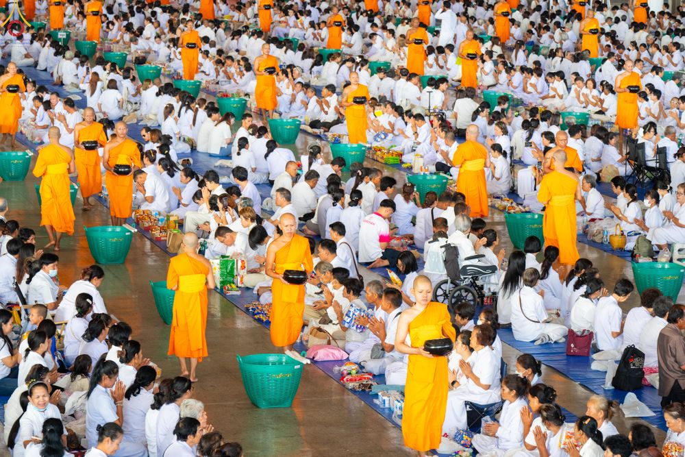 ภาพ No.327927:วันที่ 3 พฤษภาคม พ.ศ.2569 พิธีตักบาตร ข้าวสารอาหารแห้ง ณ บ้านแก้วเรือนทองคุณยายอาจารย์ฯ วัดพระธรรมกาย