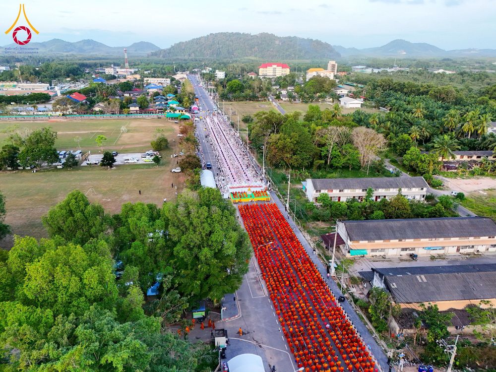 ภาพ No.281524:วันอาทิตย์ที่ 28 ธันวาคม พ.ศ.2568 ตักบาตรพระ 1000 รูป ปีที่ 1 ทำบุญเมืองสตูลส่งท้ายปี ณ หน้าโรงเรียนสตูลวิทยา จ.สตูล