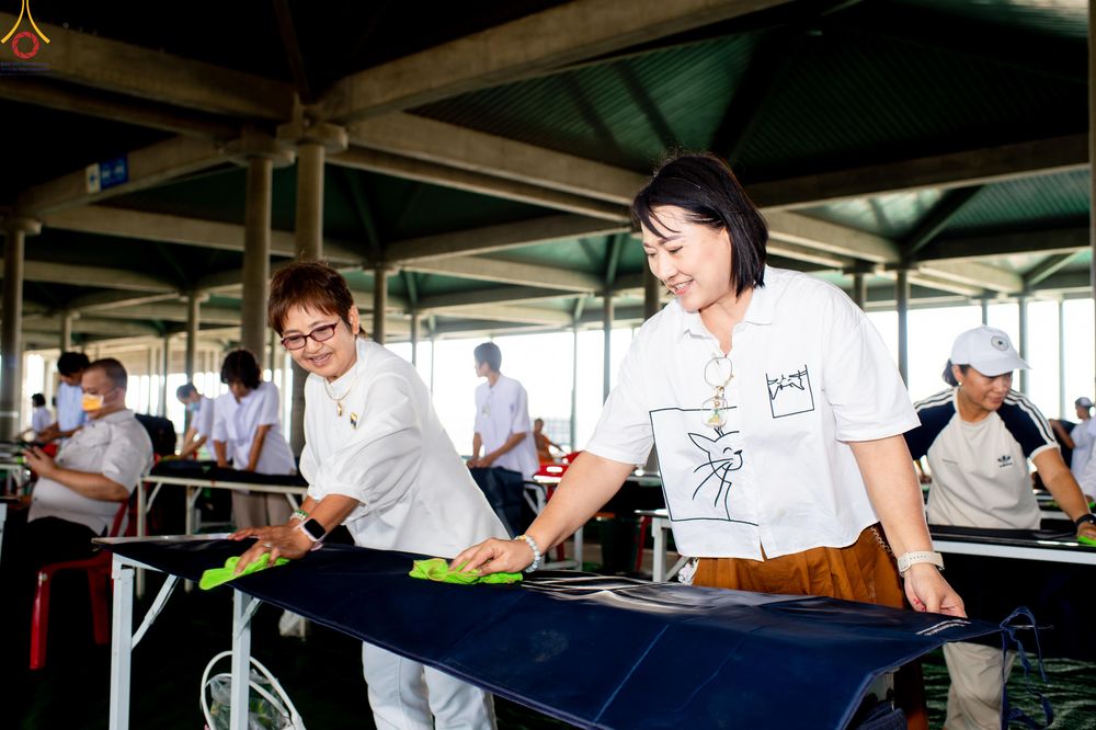 ภาพ No.322409:วันที่ 16 เมษายน พ.ศ.2569 การจัดเตรียมเบาะรองนอน เช็ดทำความสะอาด  เพื่องานถวายมหาสังฆทาน 40,000 กว่าวัดทั่วประเทศ วันคุ้มครองโลก 22 เมษายน พ.ศ.2569 วัดพระธรรมกาย