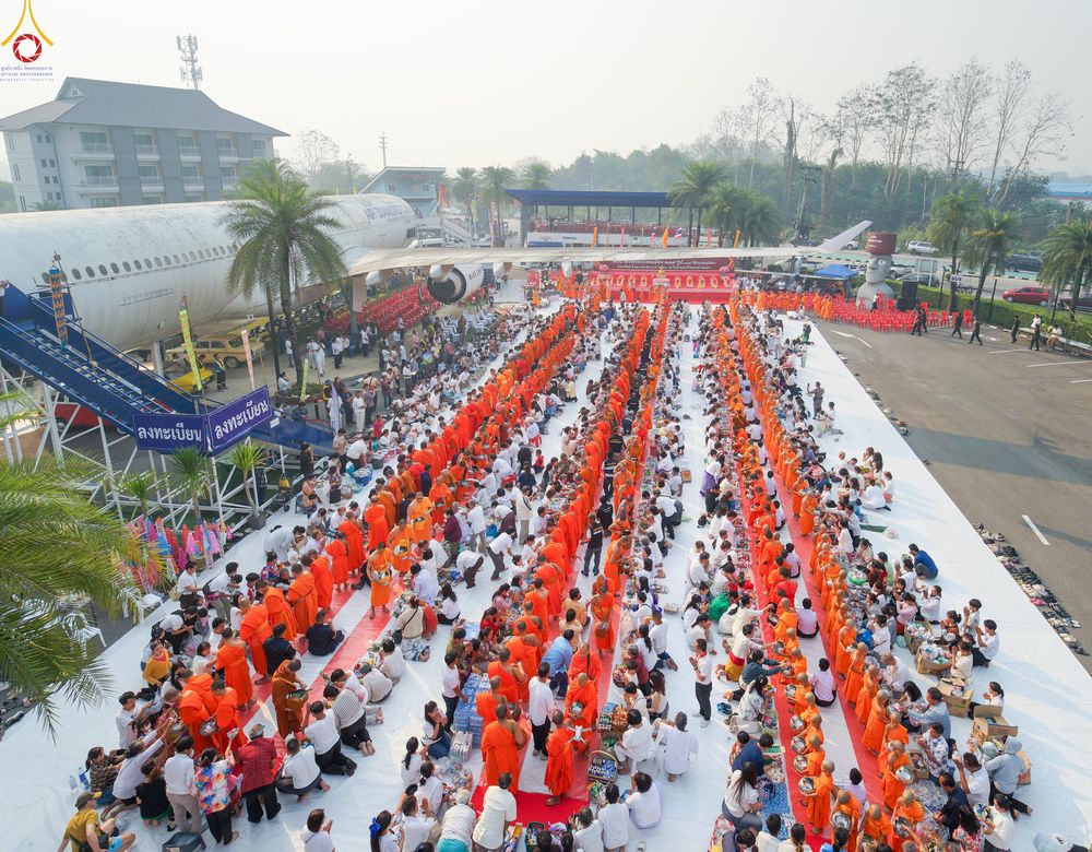 ภาพ No.321057:วันอาทิตย์ที่ ๑๒ เมษายน พ.ศ ๒๕๖๙ พิธีตักบาตรปี๋ใหม่เมืองพระภิกษุสงฆ์ ๓๓๙ รูป  อุทิศถวายพระราชกุศลสมเด็จพระนางสิริกิติ์  พระบรมราชินีนาถ พระบรมราชชนนีพันปีหลวง และฉลองเมืองแม่แตงครบรอบ ๑๑๙ ปี ณ ลานโรงแรมแอร์ไดมอนด์ อำเภอแม่แตง จังหวัดเชียงใหม่