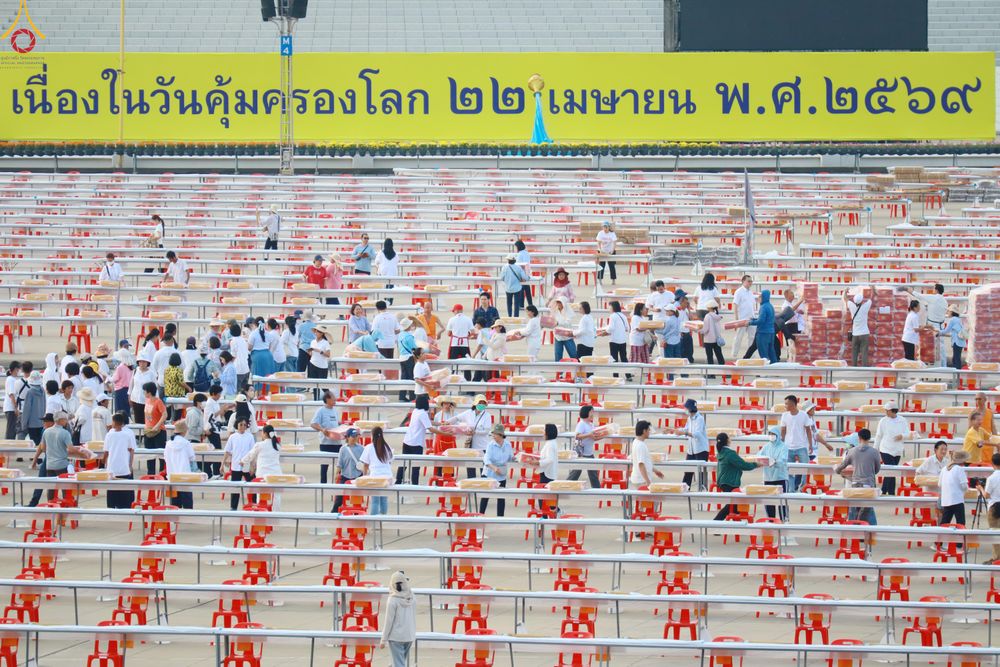 ภาพ No.322580:วันที่ 17 เมษายน พ.ศ.2569 การเรียงกล่องไทยธรรม เรียงน้ำดื่ม เรียงร่ม ณ ลานธรรมพระมหาธรรมกายเจดีย์ เพื่องานถวายมหาสังฆทาน 40,000 กว่าวัดทั่วประเทศ วันคุ้มครองโลก 22 เมษายน พ.ศ.2569 วัดพระธรรมกาย