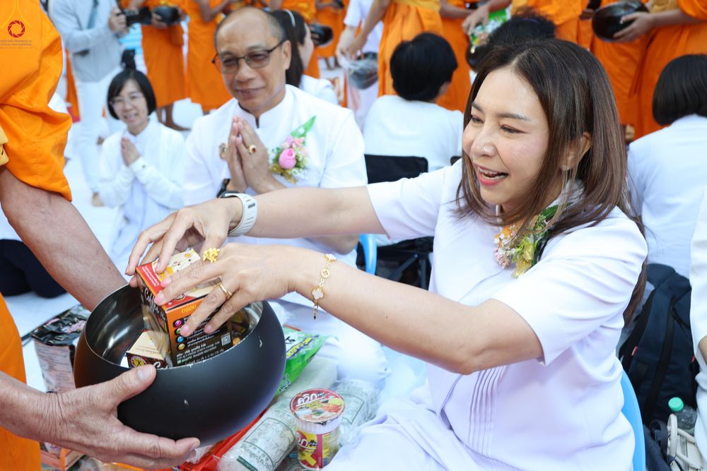 ภาพ No.289390:วันที่ 7 มกราคม พ.ศ. 2569 พิธีตักบาตรพระธรรมยาตรา ณ อนุสรณ์สถานลำดับที่ 1 สถานที่เกิดด้วยรูปกายเนื้อ อนุสรณ์สถานมหาวิหารพระมงคลเทพมุนี (โลตัสแลนด์) อ.สองพี่น้อง จ.สุพรรณบุรี ในโครงการธรรมยาตรา กตัญญูบูชา มหาปูชนียาจารย์ พระมงคลเทพมุนี(สด จนฺทสโร) พระผู้ป