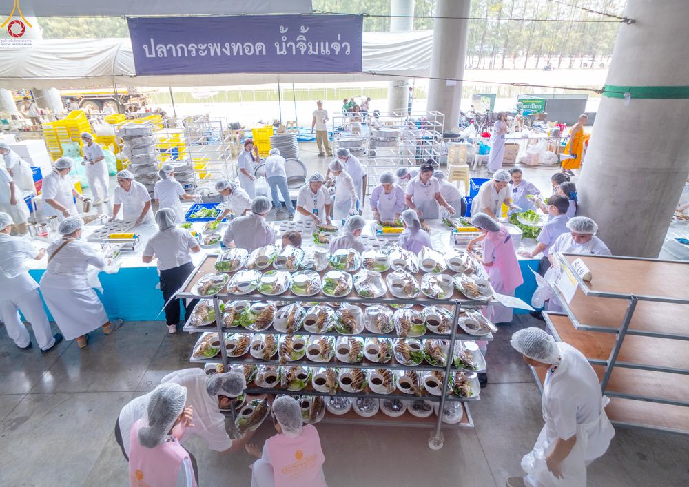 ภาพ No.323721:วันที่ 22 เมษายน พ.ศ.2569(วันคุ้มครองโลก) งานถวายมหาสังฆทาน 40,000 กว่าวัดทั่วประเทศ คณะสงฆ์ฉันภัตตาหารเพล