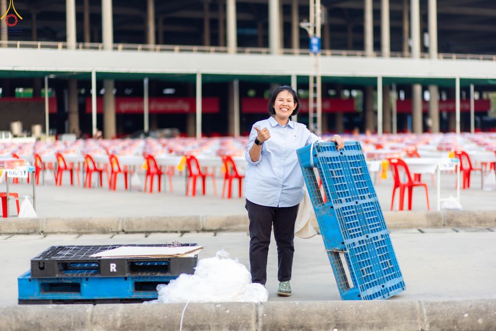 ภาพ No.322735:วันที่ 15-18 เมษายน พ.ศ.2569 การเเตรียมโต๊ะฉัน , เตรียมจุดพักค้าง , เรียงเก้าอี้ , เรียงกล่องไทยธรรม  เพื่องานถวายมหาสังฆทาน 40,000 กว่าวัดทั่วประเทศ วันคุ้มครองโลก 22 เมษายน พ.ศ.2569 วัดพระธรรมกาย