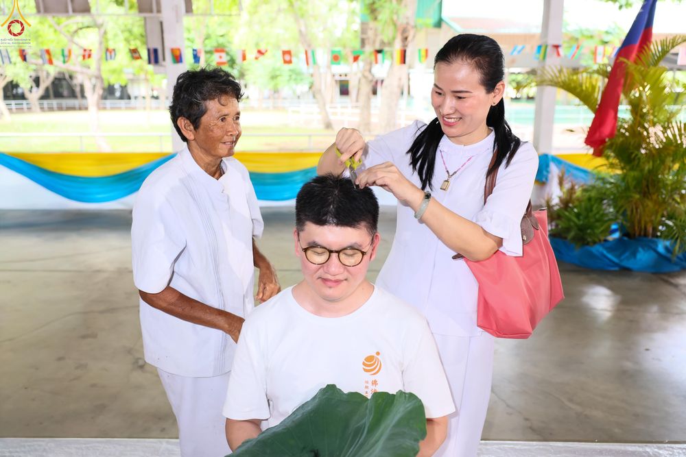 ภาพ No.338288:วันอาทิตย์ที่ 5 กรกฎาคม พศ.2569 พิธีตัดปอยผมธรรมทายาทนานาชาติ IDOP รุ่นที่ 21 จากประเทศจีน มาเลเซีย สิงคโปร์ และไต้หวัน ณ โถงช้าง วัดพระธรรมกาย