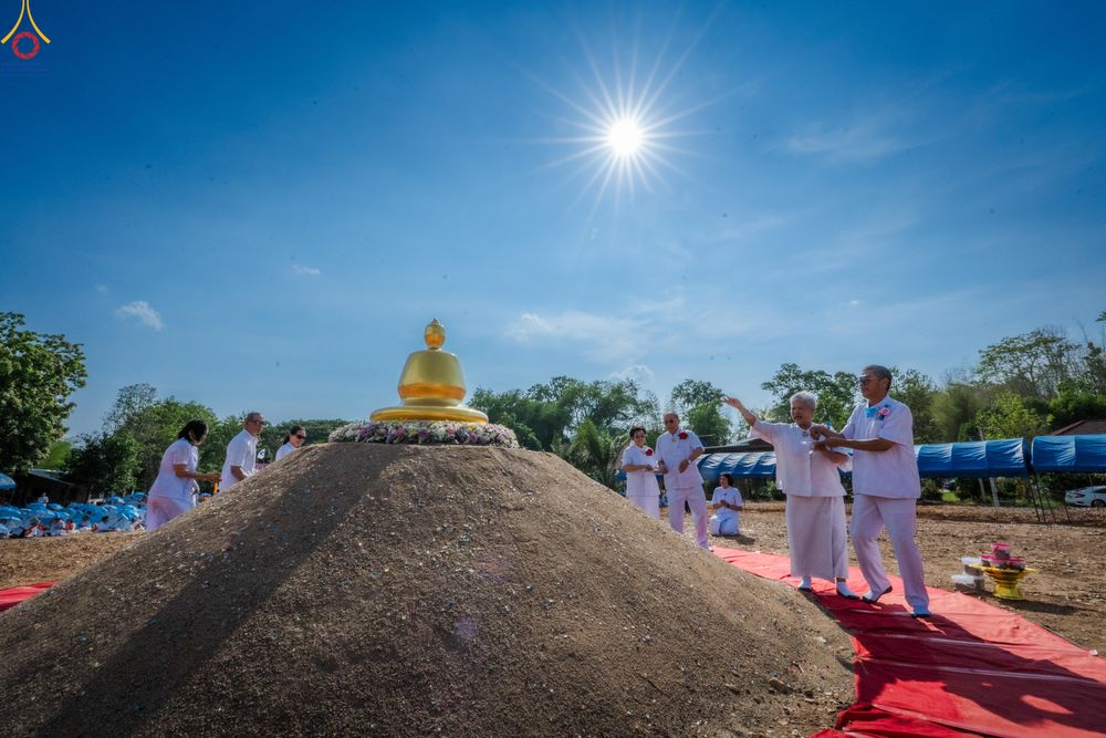 ภาพ No.326890:วันศุกร์ที่ ๑ พฤษภาคม พ.ศ.๒๕๖๙ พิธีทอดผ้าป่า สถาปนาองค์พระเจดีย์เพื่อสร้างสันติภาพโลก และ พิธีโปรยรัตนชาติ กลั่นแผ่นดิน  โปรยทราย เป็นปฐมฤกษ์ ณ ศูนย์ปฏิบัติธรรมเถินเทิดธรรม ต.แม่ปะ อ.เถิน จ.ลำปาง