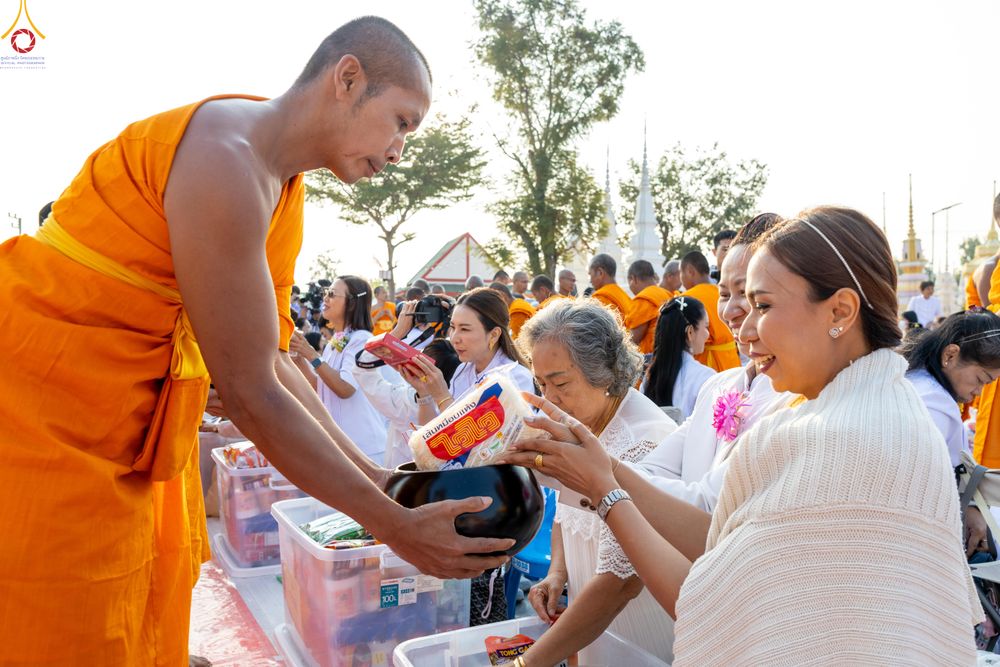 ภาพ No.294505:วันที่ 14 มกราคม พ.ศ. 2569 พิธีตักบาตรพระธรรมยาตรา ณ วัดสองพี่น้อง ต.ต้นตาล อ.สองพี่น้อง จ.สุพรรณบุรี ในโครงการธรรมยาตรา กตัญญูบูชา มหาปูชนียาจารย์ พระมงคลเทพมุนี(สด จนฺทสโร) พระผู้ปราบมาร อนุสรณ์สถาน 7 แห่ง ปีที่ 14