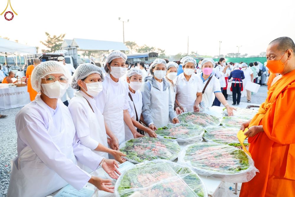 ภาพ No.74525:พิธีถวายภัตตาหารเป็นสังฆทาน แด่คณะพระธรรมยาตราฯ ในโครงการธรรมยาตรากตัญญูบูชา มหาปูชนียาจารย์ พระมงคลเทพมุนี(สด จนฺทสโร) พระผู้ปราบมาร อนุสรณ์สถาน 7 แห่ง ปีที่ 11 วันที่ 27 มกราคม พ.ศ. 2566