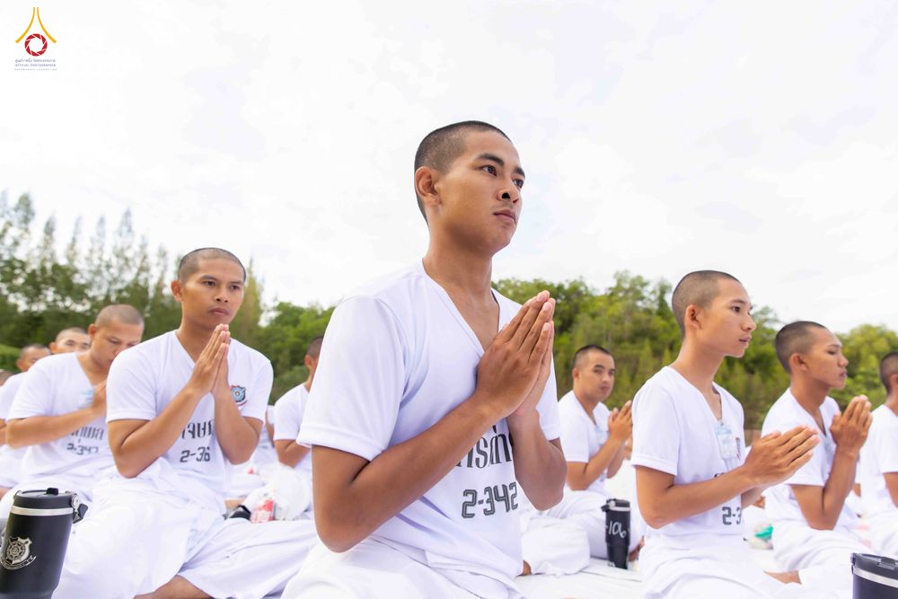 ภาพ No.340998:วันที่ 26 กรกฎาคม พ.ศ. 2569 โครงการพัฒนาคุณธรรม จริยธรรม สำหรับนักเรียนนายสิบตำรวจ (นสต.) รุ่นที่ 17 ศูนย์ฝึกอบรมตำรวจภูธรภาค 1 ได้จัดกิจกรรม ตักบาตรเพื่อน้อมอุทิศถวายเพื่อเป็นพระราชกุศลฯ  และปฏิบัติธรรม ติวธรรมมะ ณ ศูนย์ปฏิบัติธรรมเวิล์ดพีช วัลเล่ย์ (Wo
