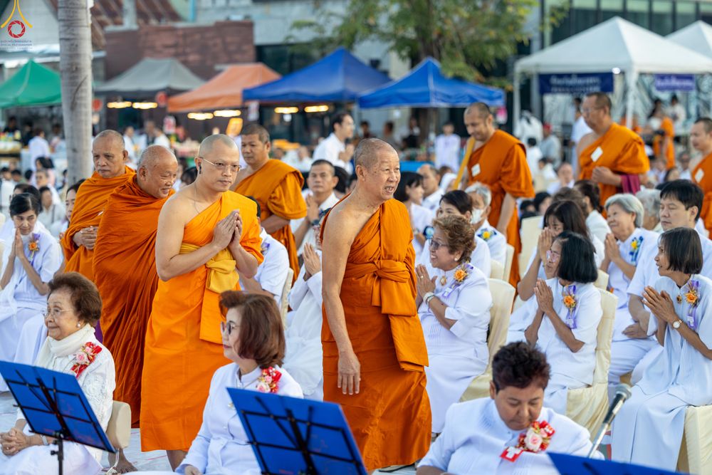 ภาพ No.282612:วันเสาร์ที่ 20 ธันวาคม พ.ศ.2568 พิธีตักบาตรพระ 10,000 รูป (ชุด 2) เนื่องในโอกาส 194 ปี จังหวัดกาญจนบุรี และอุทิศส่วนกุศลให้แด่บรรพชนทั้งหลาย บริเวณถนนสองแคว (Skywalk) เมืองกาญจนบุรี