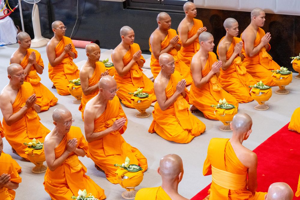 ภาพ No.330858:วันวิสาขบูชา อาทิตย์ที่ 31 พฤษภาคม พ.ศ.2569 พิธีบรรพชาสามเณรอุบาสก 11 ท่าน , พิธีถวายบาตรผ้าไตร และจตุปัจจัยไทยธรรม แด่สามเณร , พิธีอุปสมบทอุทิศชีวิต , พิธีกล่าวคำกัปปิยภัณฑ์  ณ อุโบสถพระไตรปิฎก วัดพระธรรมกาย จังหวัดปทุมธานี
