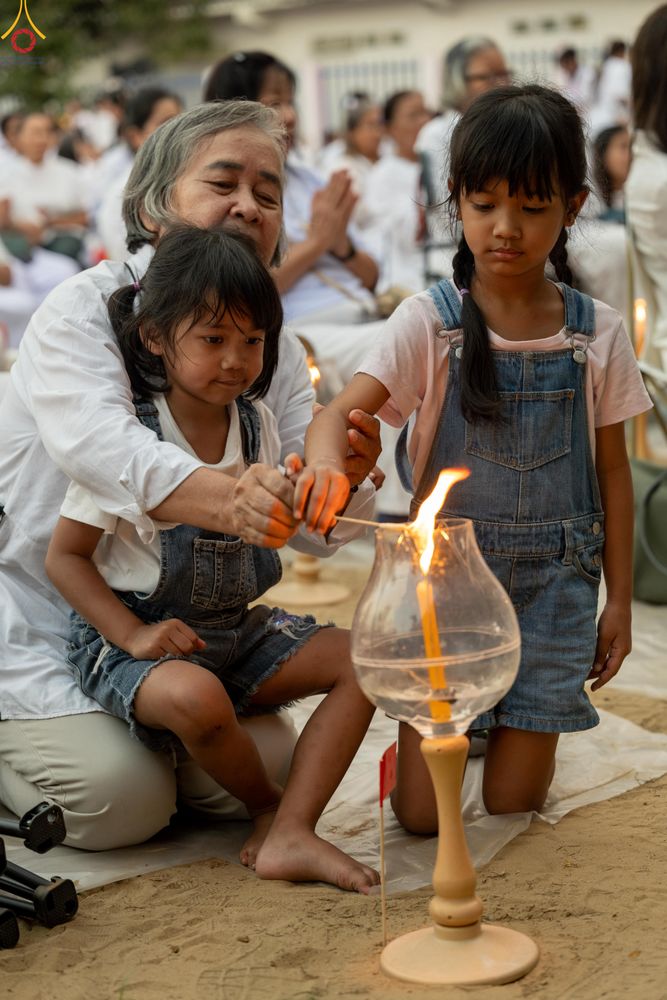 ภาพ No.297057:วันที่ 17 มกราคม พ.ศ. 2569 พิธีจุดประทีปถวายเป็นพุทธบูชา และบูชาธรรมมหาปูชนียาจารย์ (ภาพชุดที่ 2) ณ วัดโบสถ์บน ต.บางคูเวียง จ.นนทบุรี อนุสรณ์สถานลำดับที่ 4 สถานที่เกิดด้วยกายธรรม ในโครงการธรรมยาตรา กตัญญูบูชา มหาปูชนียาจารย์ พระมงคลเทพมุนี(สด จนฺทสโร) พร